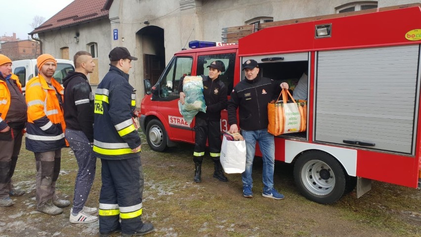 Strażacy z Debrzna tuż po zakończeniu akcji gaśniczej przy...