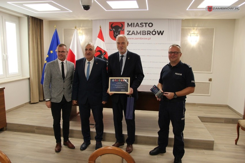 Zambrów. Miasto symbolicznie podziękowało fundatorom sztandaru Komendy Powiatowej Policji. Nagrodzonych zostało 21 osób i firm [ZDJĘCIA]