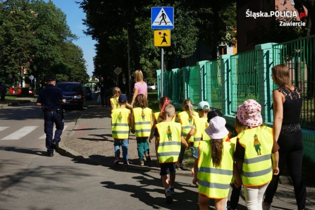 Policjanci spotykają się z dziećmi w szkłach i przedszkolach, przypominając najważniejsze zasady bezpiecznego poruszania się przy drogach, a szczególnie na przejściach dla pieszych.