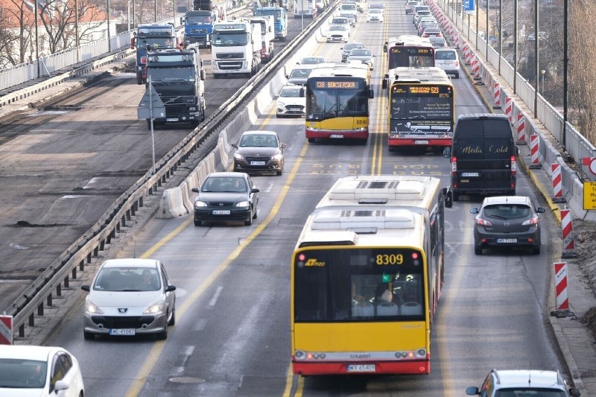 Paraliż komunikacyjny Warszawy. Jak będziemy jeździć po mieście w 2023 roku? 