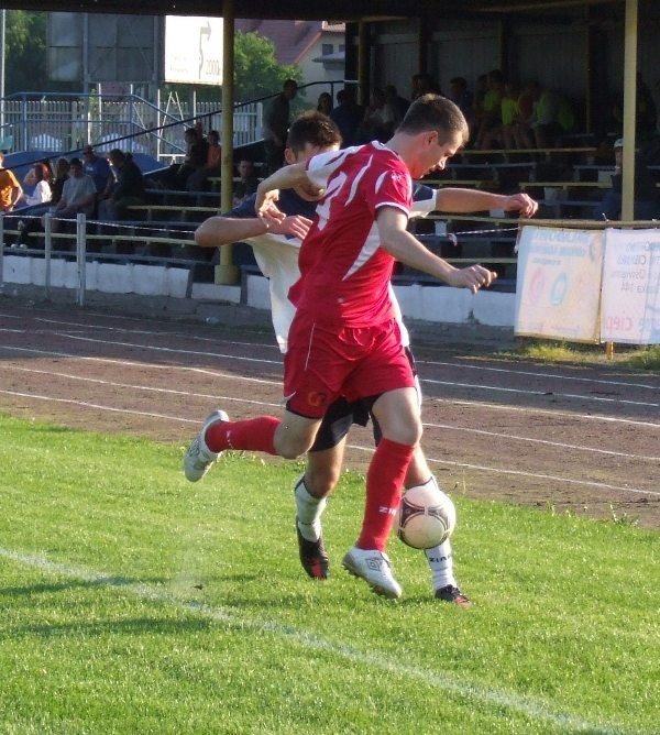 O piłkę walczy Dariusz Łukaszka z Unii (czerwona koszulka).