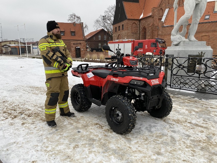Nowy quad dla strażaków z OSP Hel. Czerwony czterokołowiec ma służyć głównie do działań ratowniczo-poszukiwawczych | FOTO, WIDEO