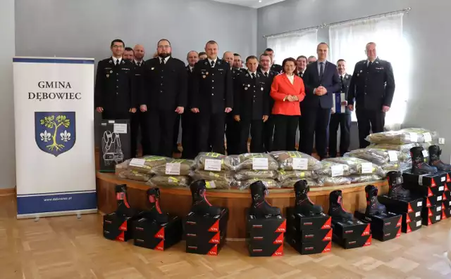 Jedenaście jednostek ochotniczych straży pożarnych z gminy Dębowiec otrzymało sprzęt i wyposażenie o wartości ponad 134 tysięcy złotych. Uroczyste przekazanie odbyło się w Domu Ludowym w Majscowej