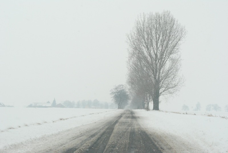 Zima znów zaatakowała, śnieg sypał całą noc, służby drogowe pracowały pełną parą