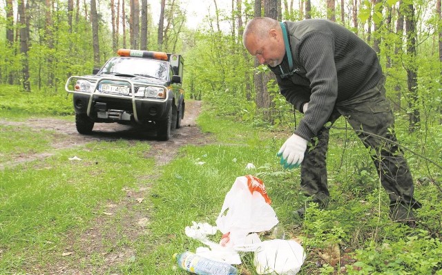 Jak mówi Paweł Kowalski z piotrkowskiej Straży Leśnej, w lasach jest coraz więcej śmieci