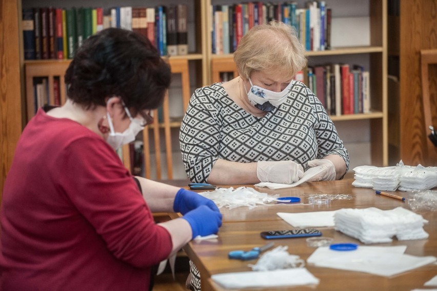 Wielka produkcja maseczek i kombinezonów w Sławnie. Szyją w przedszkolu i bibliotece [ZDJĘCIA]