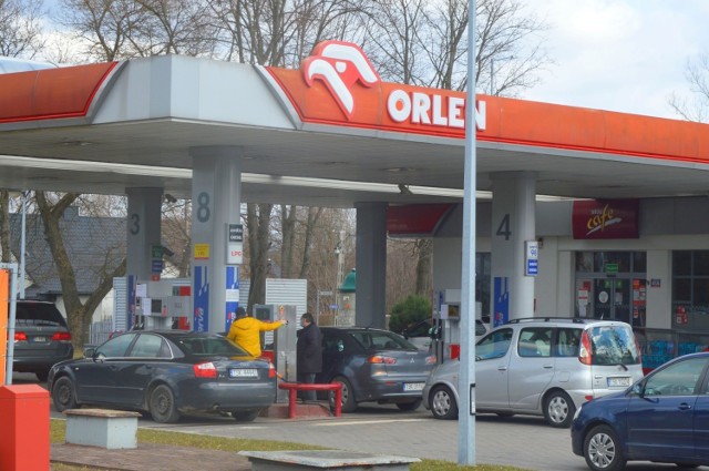 Aktualne ceny paliw na skarżyskich stacjach benzynowych. Sprawdź ile trzeba zapłacić. Więcej w dalszej części galerii >>>