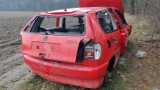 Kierowca porzucił auto w polu po kolizji pod Strzelcami Opolskimi. Volkswagen polo został rozkradziony! 