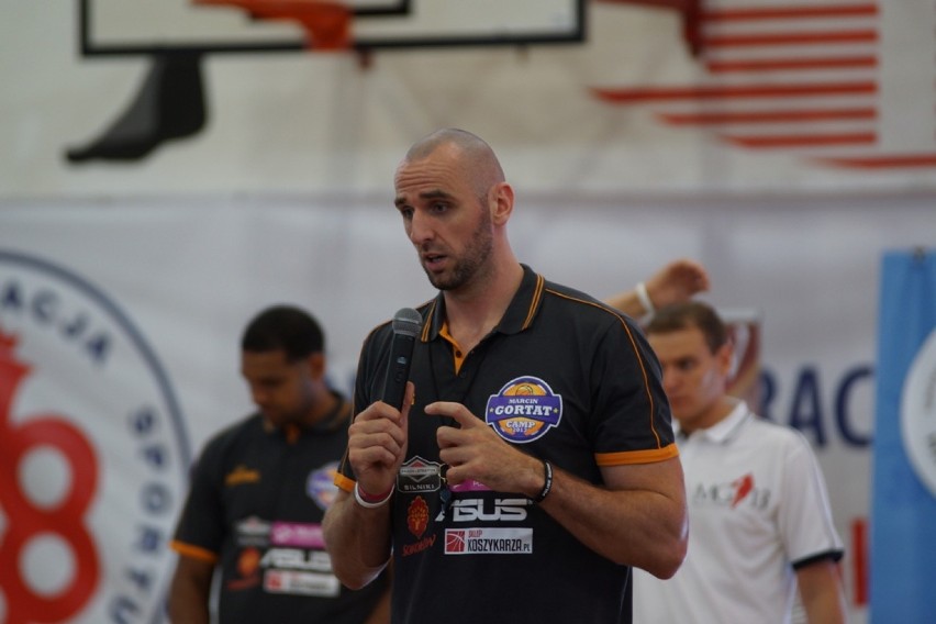 Marcin Gortat poprowadził treningi dla młodych fanów koszykówki.