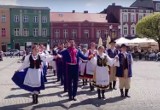 Scena "Pana Tadeusza" w wersji kaszubskiej nagrana na Rynku w Kościerzynie