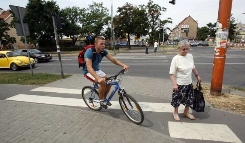 Wysokie krzaki przy ścieżkach rowerowych. Mieszkańcy Ursynowa apelują do miasta o przycięcie zieleni
