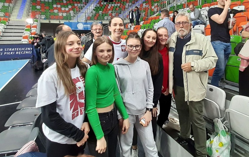 Szczypiornistki żarskiego Sokoła pojechały na mecz reprezentacji Polski i spotkały się z Moniką Kobylińską i Anetą Łabudą