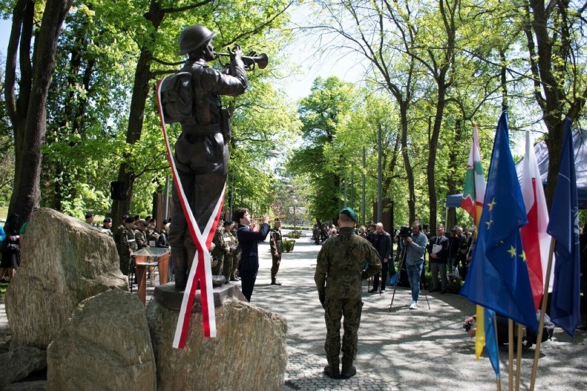 "Stoważyszenie" i "hejnał mriacki". Tablica na nowym pomniku plutonowego Emila Czecha zawiera błędy