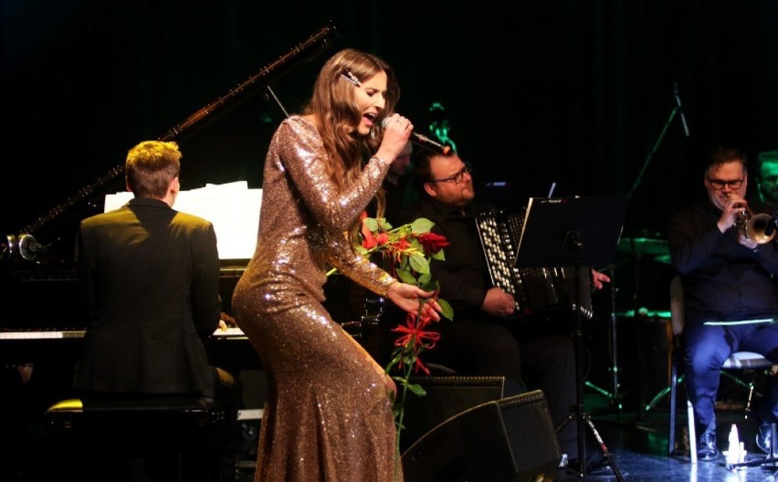 Izabela Szafrańska podczas koncertu w Nowym Sączu wspiera akcję charytatywną