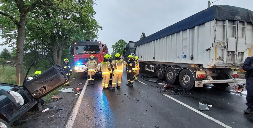 Wypadek na DK 12 w Poniatowie. Zderzenie samochodu ciężarowego z osobowym. Jedna osoba ranna