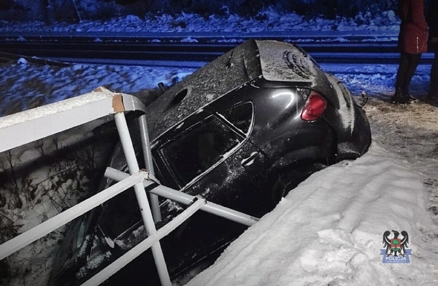 Wypadek w Jugowicach, samochód wypadł z drogi, nie zatrzymał...