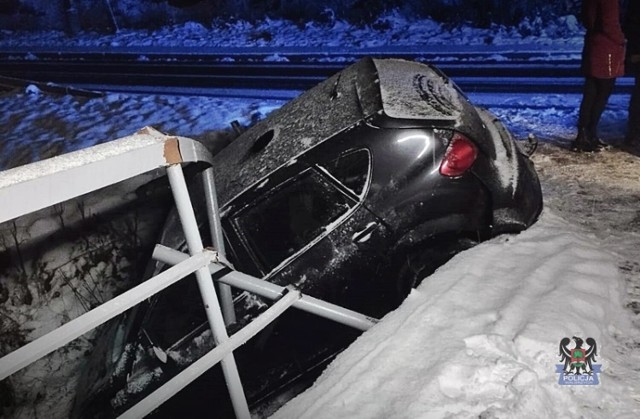 Wypadek w Jugowicach, samochód wypadł z drogi, nie zatrzymał się na barierach i spadł z mostu