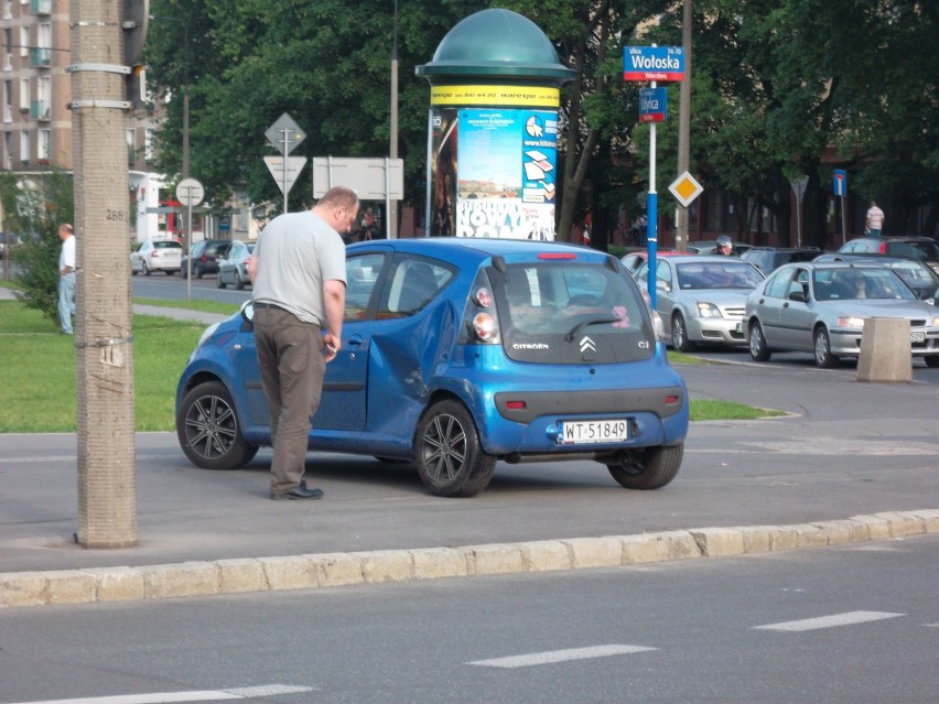 Wypadek na Wołoskiej. Zderzyły się trzy samochody (ZDJĘCIA)