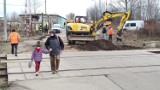 Budowa brakującego odcinka chodnika i ścieżki rowerowej na Rolniczej w Piotrkowie. Uwaga! Przejazd kolejowy zamknięty ZDJĘCIA