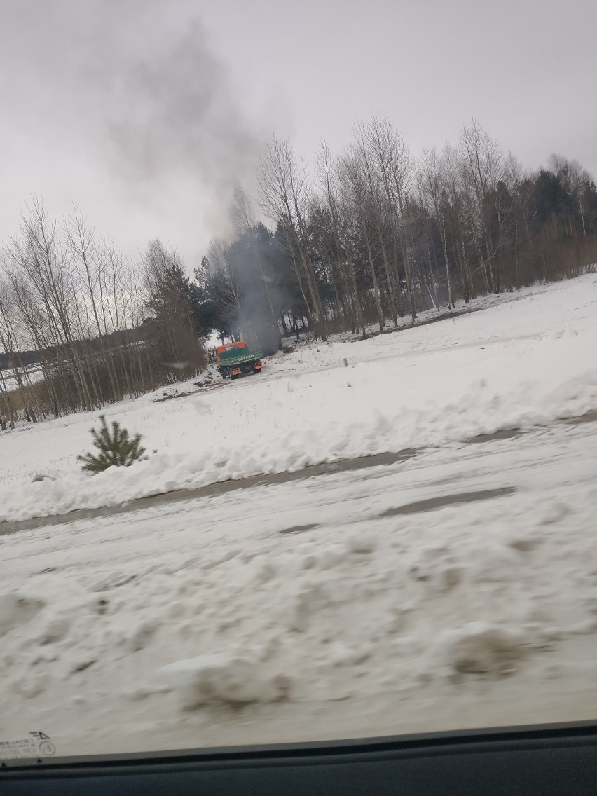 Pracownicy gminy Lipnica palili opony nad jeziorem – alarmują czytelnicy. Sprawdziliśmy! | ZDJĘCIA