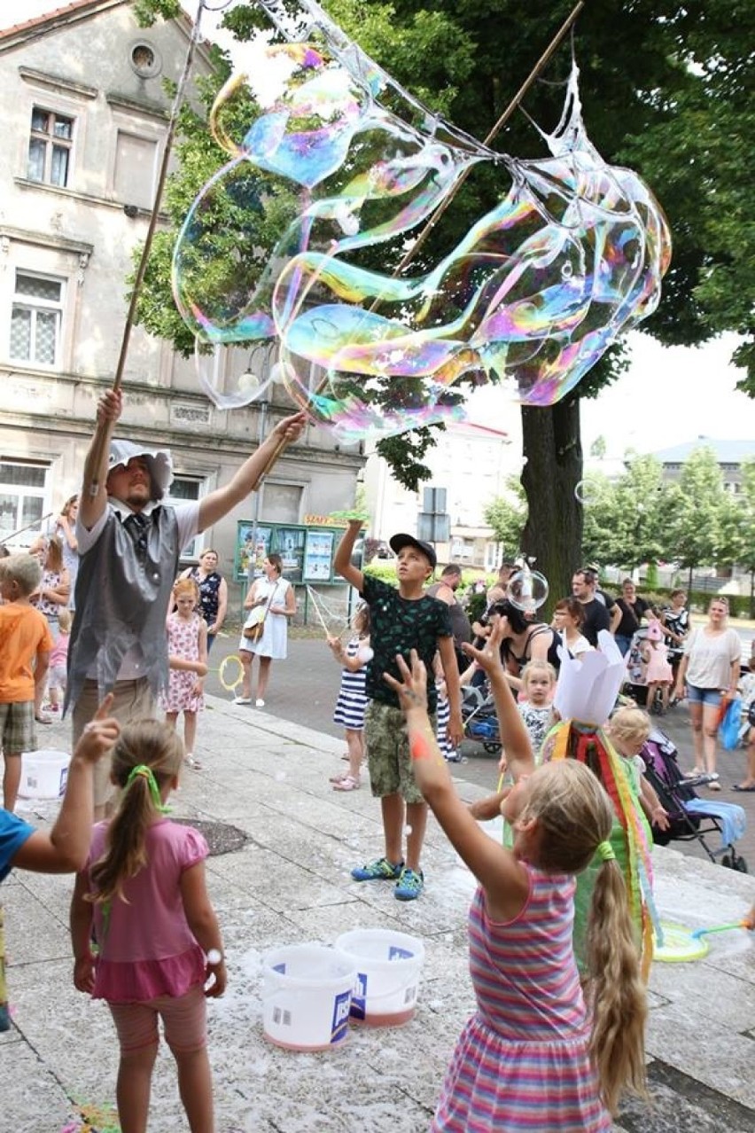 Bańki mydlane, warsztaty plastyczne... Wakacyjne zajęcia dla dzieci w Świebodzińskim Domu Kultury [zdjęcia]