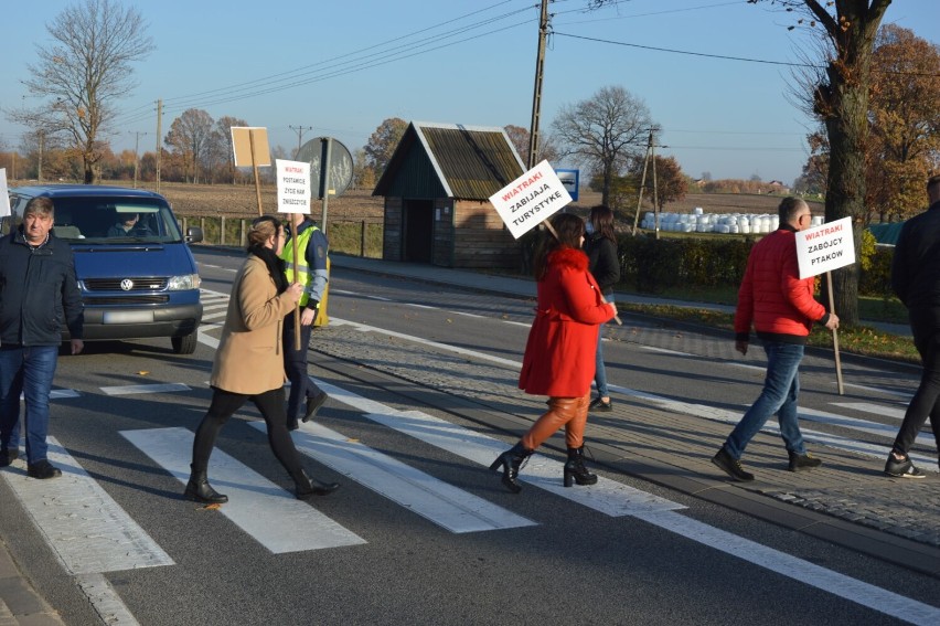 Wyczechowo. Protestowali przeciwko farmie wiatrowej i przeładowni odpadów