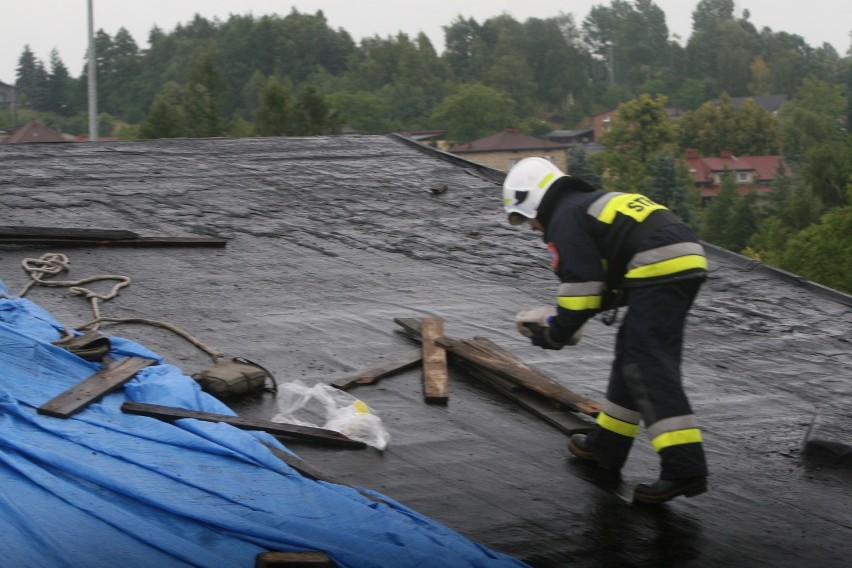 Zerwany dach w Rybniku przy ul. Wodzisławskiej