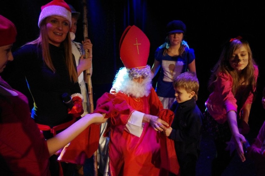 Żory: Św. Mikołaj w MOK-u. Gość z Laponii rozdał dzieciom prezenty. Zobacz zdjęcia!