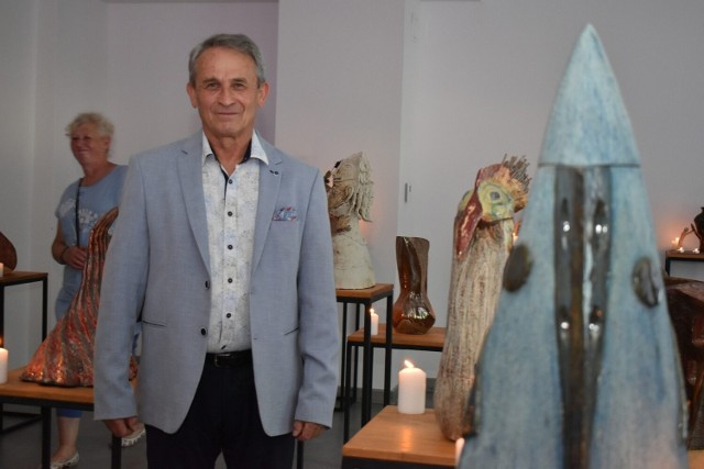 Paweł Stasiński, instruktor prowadzący w koneckim domu kultury pracownię ceramiczną, zaprasza na czwartkową wystawę