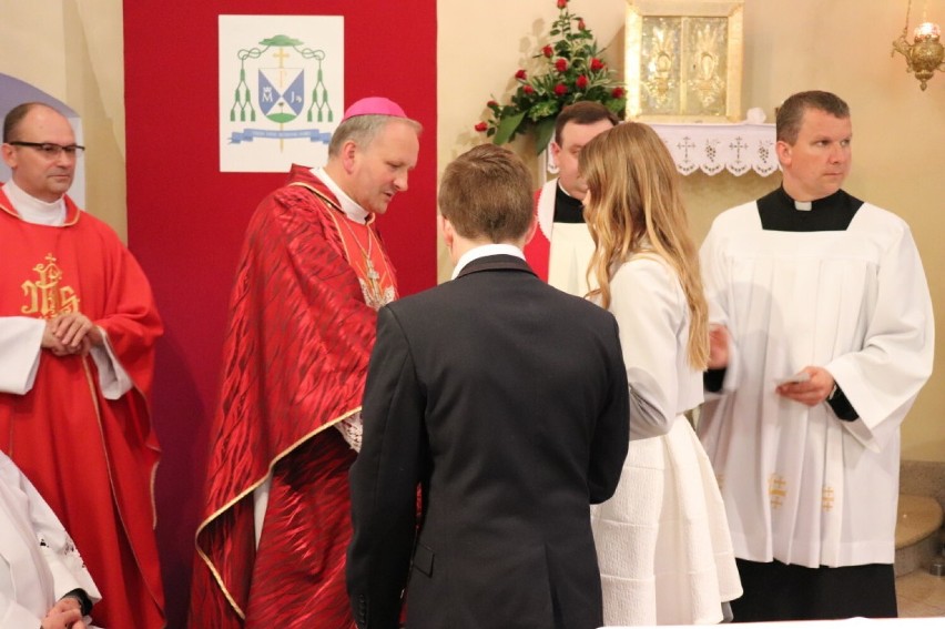 Biskup Łukasz Buzun udziela sakramentu bierzmowania młodzieży z parafii Najśw. Zbawiciela w Pleszewie - 2018 rok