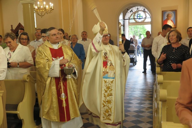 Podczas odpustu parafialnego bp Waldemar Musioł pobłogosławił wyremontowane wnętrze kościoła pw. św. Jana Chrzciciela w Obrowcu.