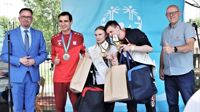 Powiatowy Mityng w Biegach Przełajowych Olimpiad Specjalnych w Jędrzejowie. Nagrodzono dwóch Sportowców Roku.