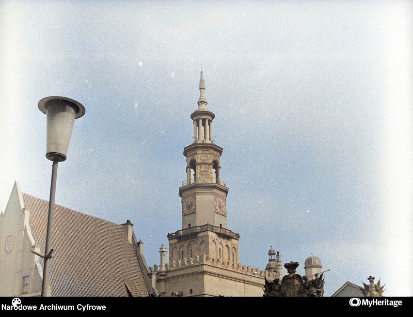 Widok ze Starego Rynku: budynek wagi miejskiej (z lewej) i...
