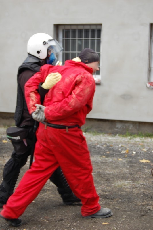Wrocław: Zamieszki w więzieniu przy Fiołkowej (ZDJĘCIA)