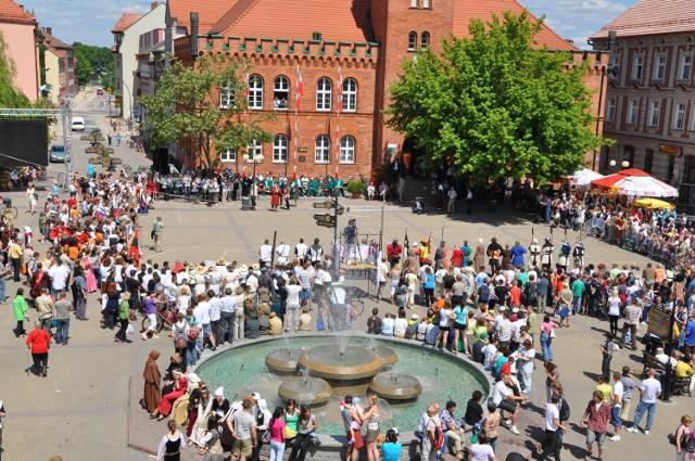 Rok 2010, plac Wolności jeszcze przed remontem - tu się rozpoczęły obchody 700-lecia Szczecinka