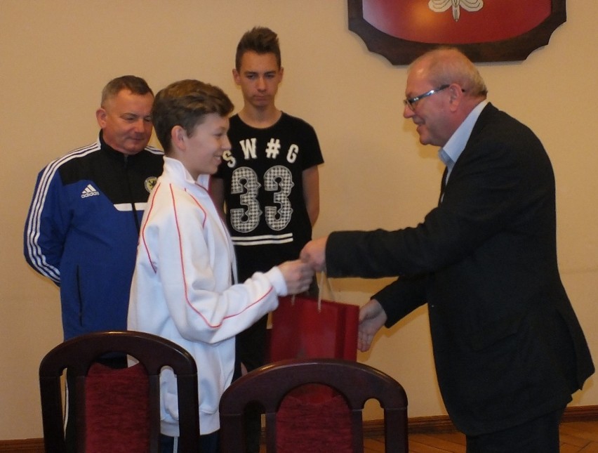 Starosta malborski nagrodził piłkarza i dwóch karateków
