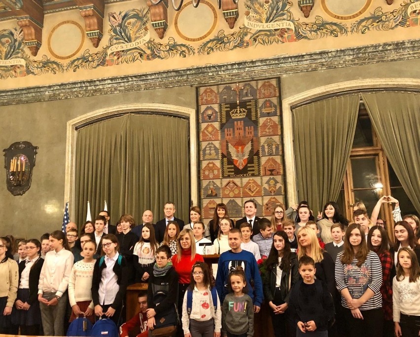 Kraków. Na obóz językowy wyjedzie 49 dzieci w ramach projektu Hoovertable