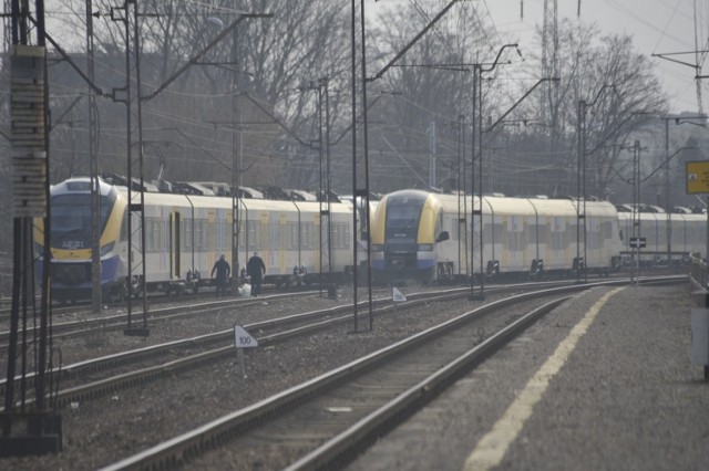 Pomiędzy kursami, Koleje Małopolskie odstawiają pociągi na Olszę. Stoją często z włączonymi silnikami