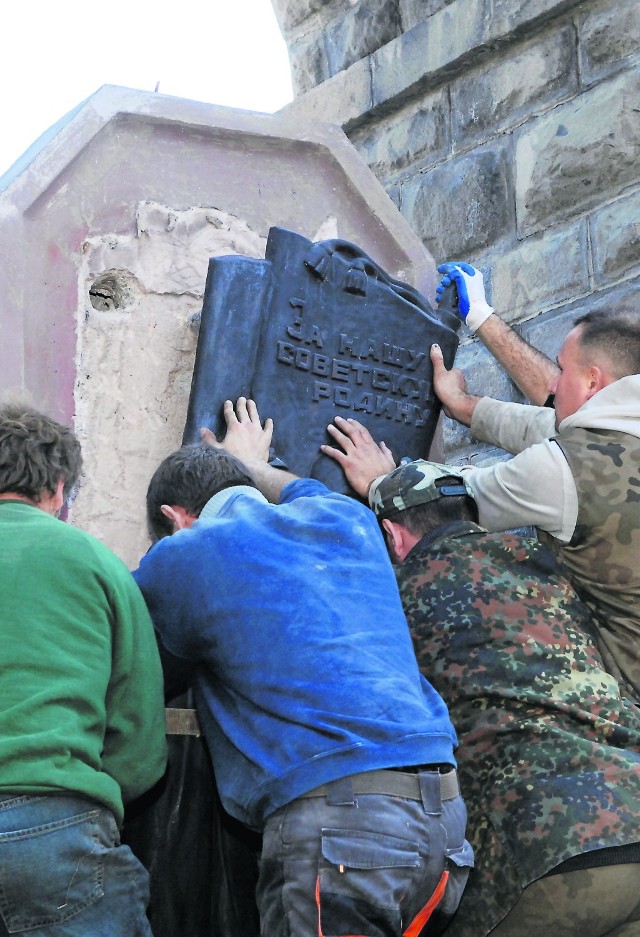 Po wielu manifestacjach przeciwników pomnika jesienią 2014 r usunięto z obelisku tablicę z napisem "Za naszą sowiecką rodzinę"