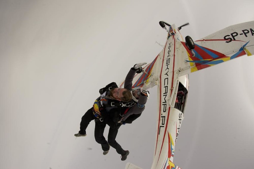 Skok ze spadochronem w tandemie - to nic trudnego? (ZDJĘCIA)