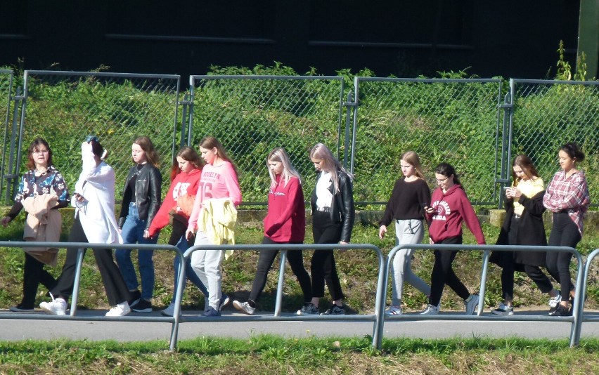 Tłumy nad Wisłokiem w Rzeszowie. Młodzież korzystała z pięknej, poniedziałkowej pogody. Zobaczcie zdjęcia