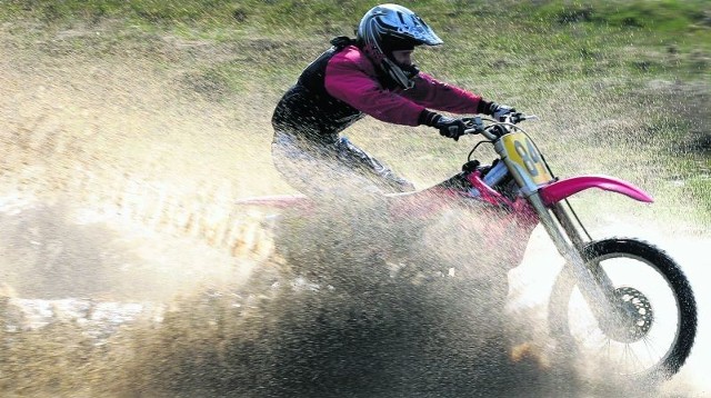 Amatorów szaleńczej jazdy na motocyklach crossowych i quadach jest coraz więcej. A miejsc, gdzie mogą jeździć, brakuje