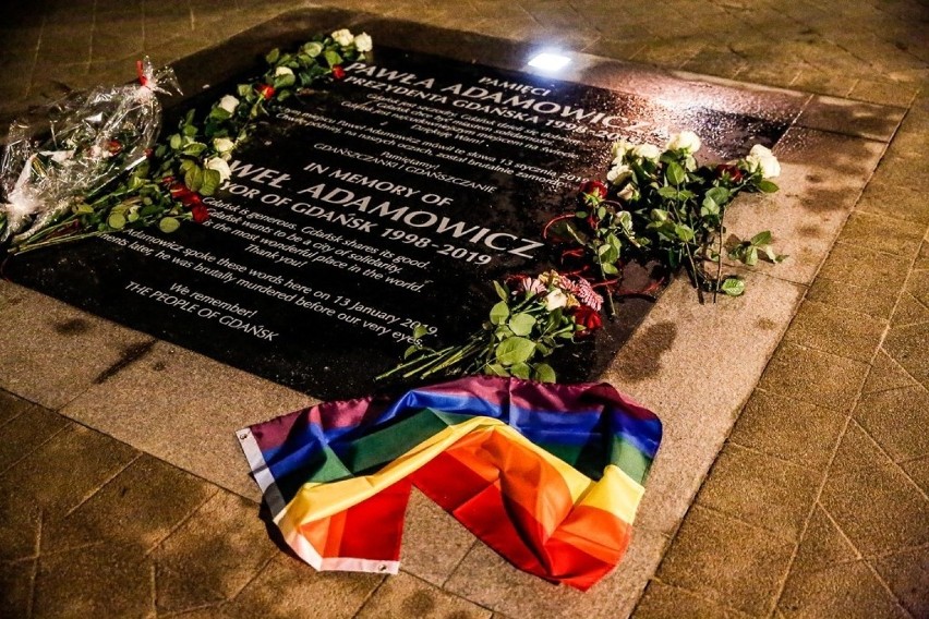 Znicze i kwiaty w pobliżu tablicy pamięci Pawła Adamowicza. Gdańszczanie oddają hołd zamordowanemu prezydentowi [zdjęcia] 