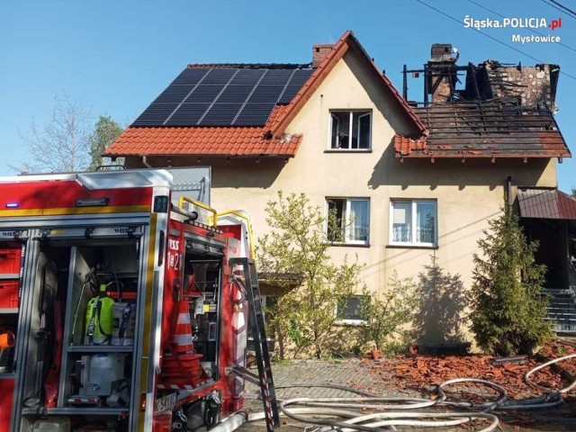 Policjanci ewakuowali mieszkańców płonącego budynku.