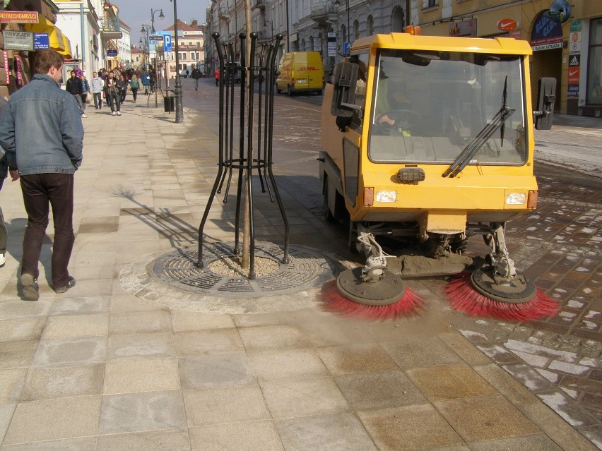 Tarnów: wielkie sprzątanie na ul. Krakowskiej [ZDJĘCIA]