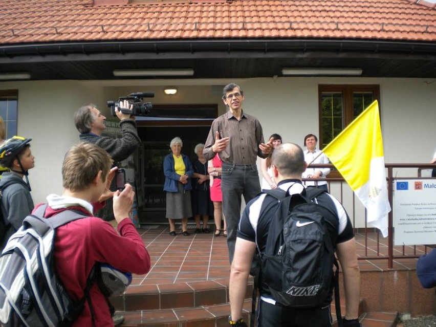 Zmagania rowerzystów rozpoczęły się od mszy świętej w...