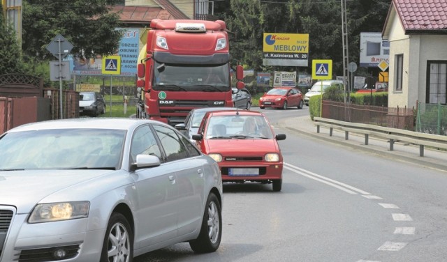 Dziennie przez Tuchów - krętymi i wąskimi drogami - przejeżdża średnio nawet 15 tysięcy pojazdów