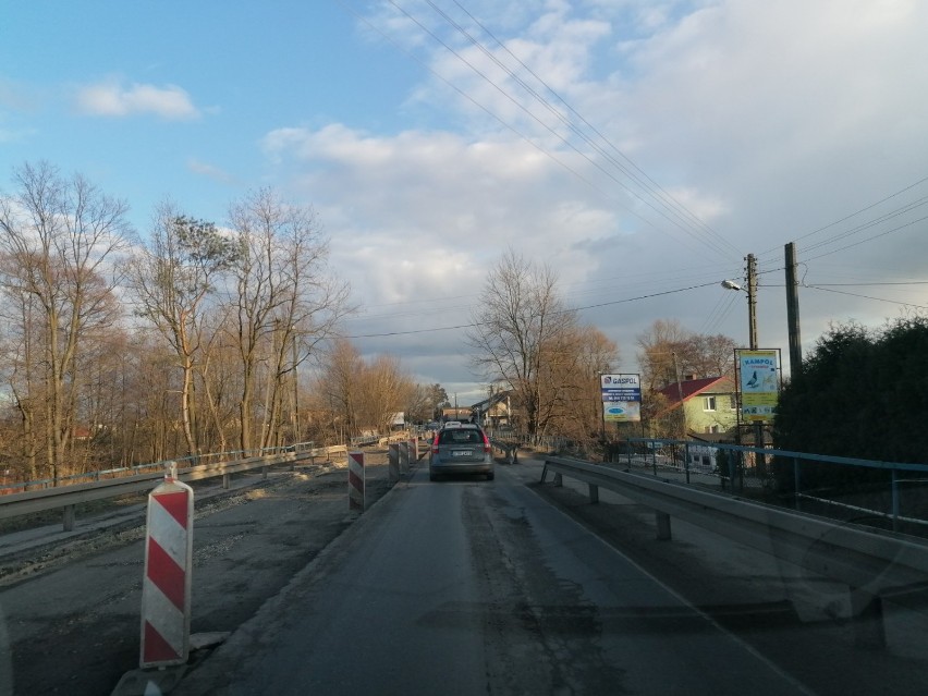Przebudowa drogi 713 w Tomaszowie. Wkrótce objazd dla samochodów ciężarowych. Zobacz, jak posuwają się prace [ZDJĘCIA]