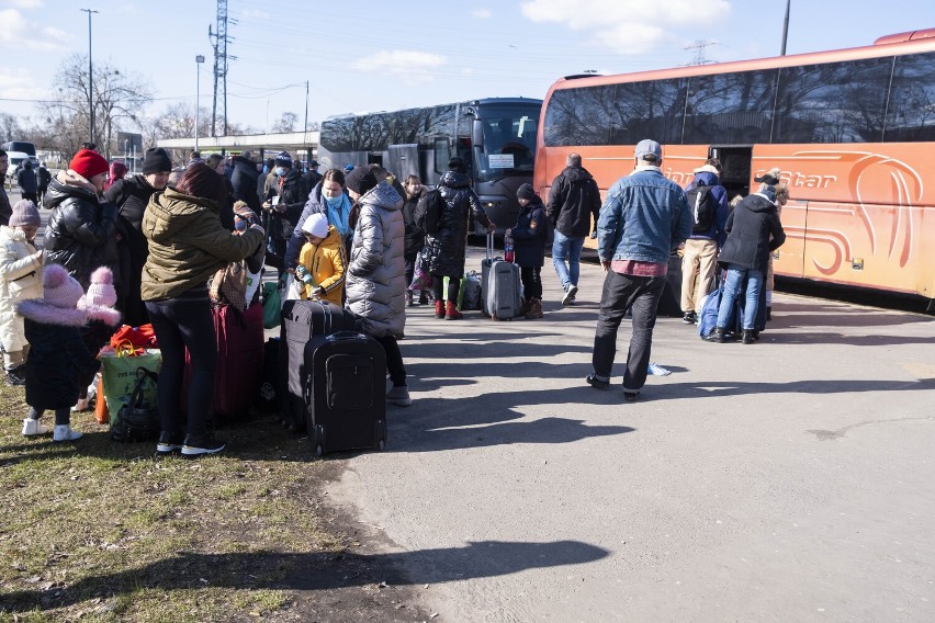 Pomoc dla Ukrainy. Dworzec Zachodni pęka w szwach. Tu przyjeżdżają uchodźcy. "Widzimy ogromne wsparcie Polaków"