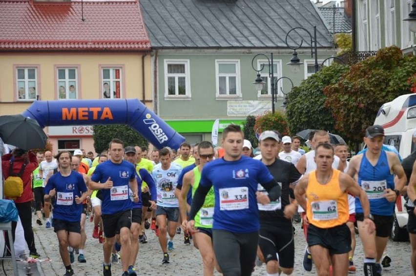 Ponad 200 biegaczy na I Skierniewickiej Dziesiątce Edmunda Jaworskiego [ZDJĘCIA]